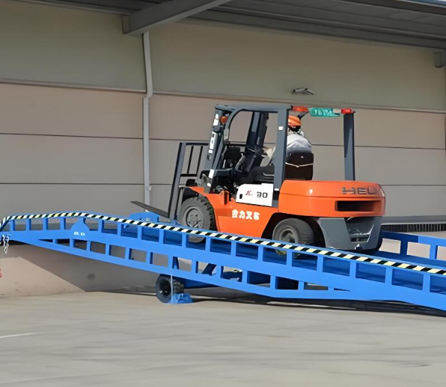 南坤镇移动式卸货平台（叉车用）